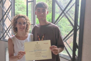 El estudiante Eloi García, estudiante de bachillerato del Institut Miquel Martí i Pol, y su tutora del trabajo de investigación "Recerca d'exoplanetes" con el premio recibido.